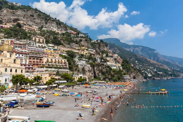 Positano Italien Juli 2013 Viele Touristen Amüsieren Sich Strand Von — Stockfoto