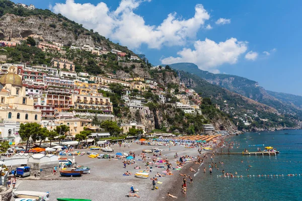 Positano, İtalya - 13 Temmuz 2013 - İtalya 'nın Akdeniz kıyısındaki küçük bir kasaba olan Positano' da bir sürü turist eğleniyor