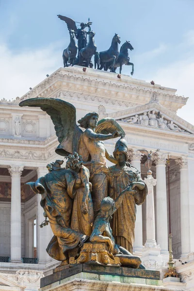 Близкий Вид Бронзовую Статую Перед Monumento Nazionale Vittorio Emanuele Алтарь — стоковое фото