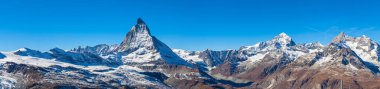 İsviçre İtalya sınırındaki ünlü Matterhorn, Weisshorn ve Pennine Alplerinin göz kamaştırıcı manzarası güneşli bir sonbahar günü kar ve mavi gökyüzü ile, Gornergrat istasyonundan, Valais, İsviçre