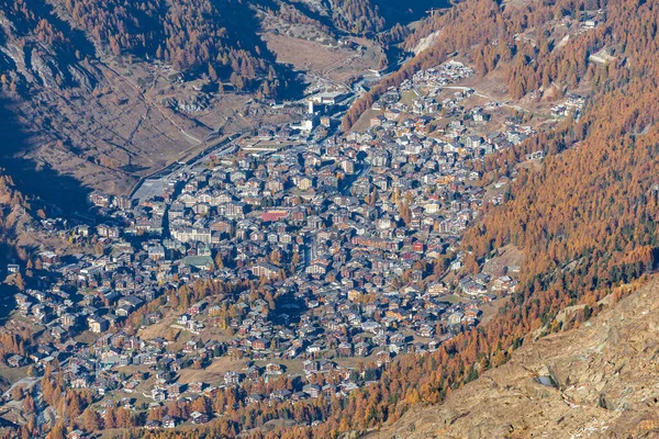 日当たりの良い秋の日 ツェルマット ヴァレ スイスの黄金の木や森を持つ山の頂上から渓谷のツェルマットの町の空中ビュー — ストック写真