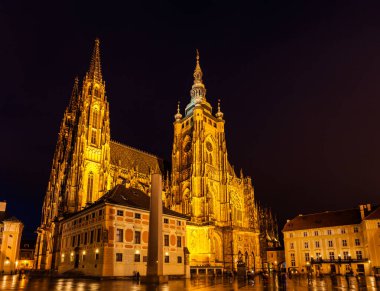 Çek Cumhuriyeti 'nin Prag Şatosu' ndaki Metropolitan Aziz Vitus Katedrali 'nin (St. Vitus Katedrali) gece görüşü
