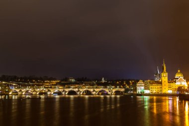 Vltava Nehri üzerindeki Charles Köprüsü ve Çek Cumhuriyeti 'nin Prag kentinin merkezindeki Bedrich Smetana Müzesi' ni aydınlatan panorama gece görüşü