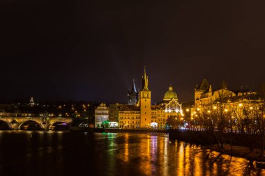 Vltava Nehri üzerindeki Charles Köprüsü ve Çek Cumhuriyeti 'nin Prag kentinin merkezindeki Bedrich Smetana Müzesi' nin güzel gece manzarası aydınlandı.