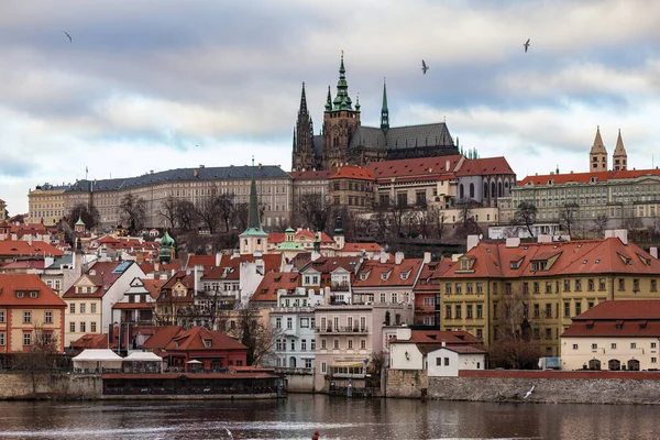 Smuk Udsigt Prag Slot Vitus Katedral Beliggende Mala Strana Gamle - Stock-foto