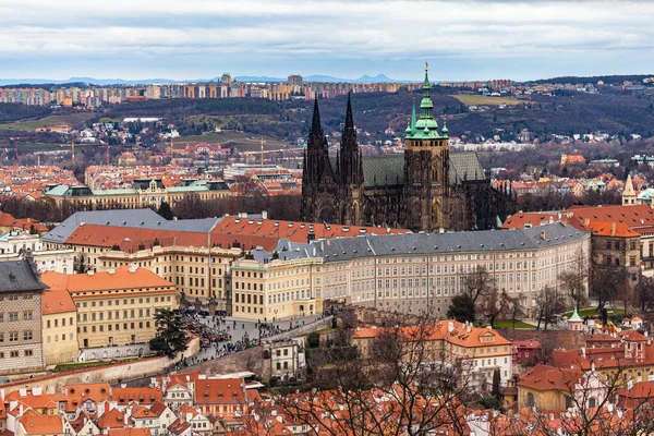 Luftfoto Prag Slot Metropolitan Cathedral Saints Vitus Med Historiske Bygninger - Stock-foto