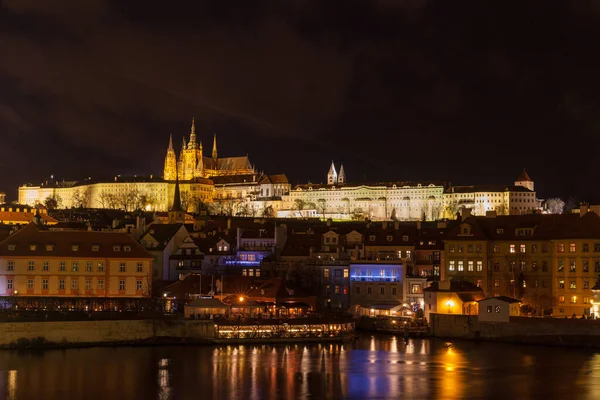 Gyönyörű Éjszakai Kilátás Fény Kivilágított Prágai Vár Szent Vitus Katedrális — Stock Fotó