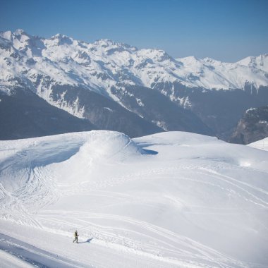 paysage de l 'huez d' huez avec une personne faisant de la randonne dans la neige