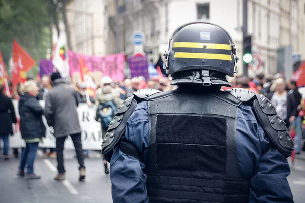 Policier Tenue Devant Une Manifestation — Foto de Stock