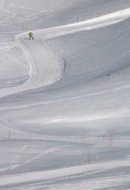 Kışın Alplerdeki yüksek dağ manzarası