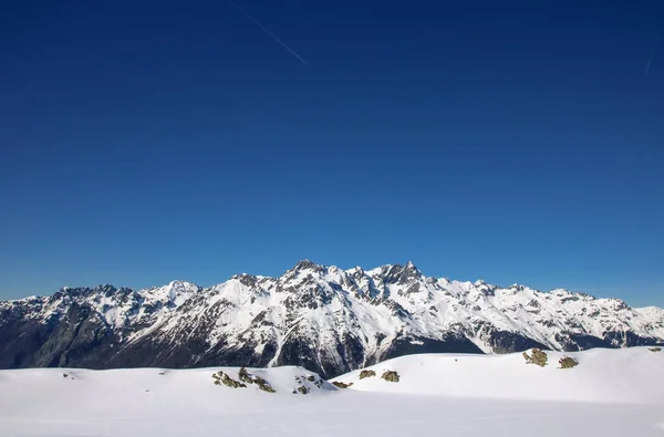 冬のアルプスの高い山の風景 — ストック写真