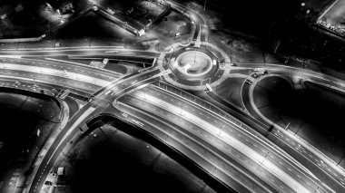 Kentsel gece trafik Kavşağı yol ile araç hareket hava görünümünden dron ışığında