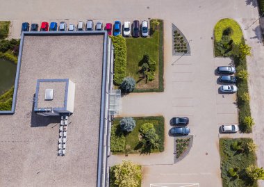 Tipik Hafif endüstriyel ve küçük ticari office yukarıdan izlendi. Hava görüntülemek için