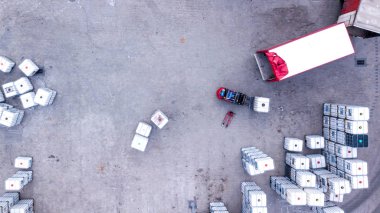 Ambar adam işçi forklift ile. Kamyon yükleme. Hava
