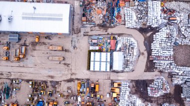 Havadan görünümü üzerinde bir atölye, fabrika, geri dönüşüm tesisi, depo, binanın dışında turuncu bir kamyon. Ambar önünde. Hava