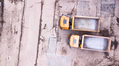 Havadan görünümü iki portakal kamyon. Ambar önünde. 