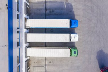 Büyük dağıtım depo kapıları yükler ve kamyonlar için. Aeri