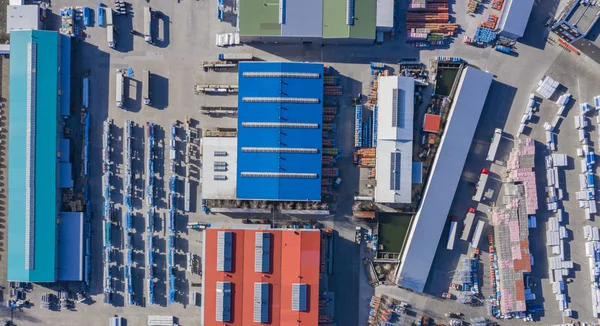 Almacén Vista aérea de camiones cargando en logostics, fábrica ce — Foto de Stock
