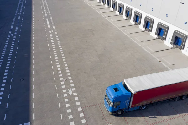 Tiro aéreo del muelle de carga industrial del almacén, camión con Sem — Foto de Stock