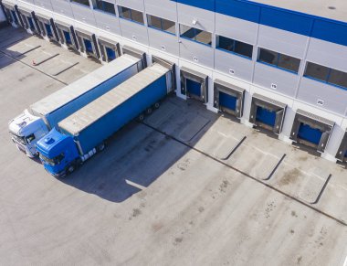 Logostik merkezinde boşaltılan kamyonların hava görüntüsü