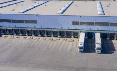 Kamyon bir büyük dağıtım depo yüklerken. Havadan görünümü