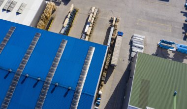 Lojistik Merkezi. Ambar dağıtım merkezi kamyonlarda. Aeria