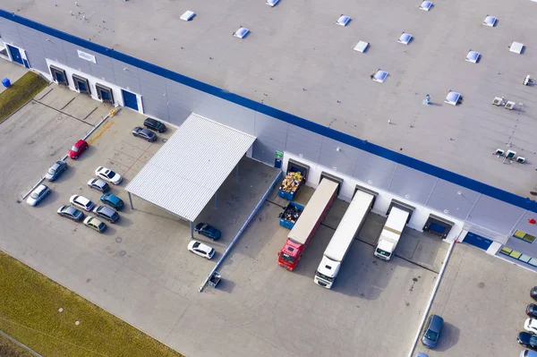 Vista aérea del almacén logístico con camiones esperando l — Foto de Stock