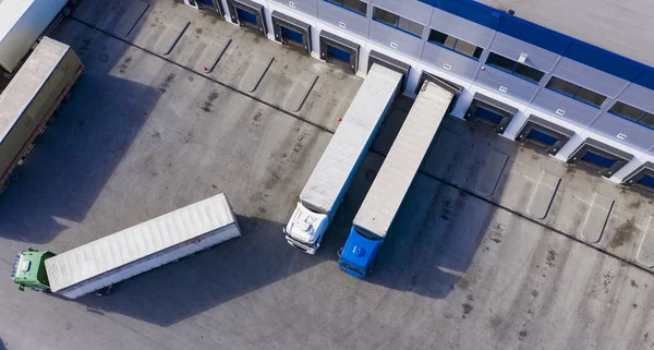 Luchtfoto, logistieke magazijn, vrachtwagens rijden in de buurt van magazijn oprit — Stockfoto