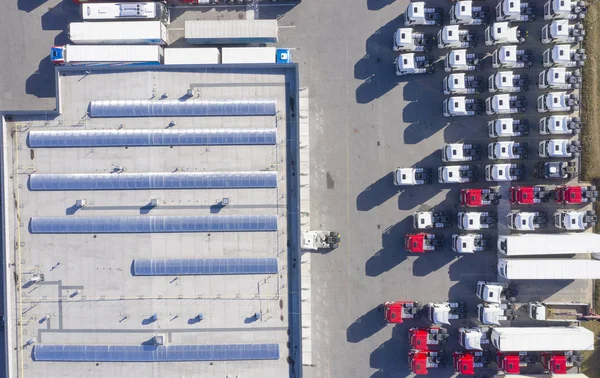 Vista superior aérea del camión semirremolque blanco con estacionamiento de remolque de carga — Foto de Stock