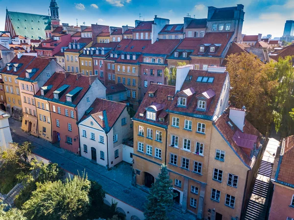 Vista aérea de los tejados de azulejos rojos del casco antiguo de Varsovia, Po — Foto de Stock