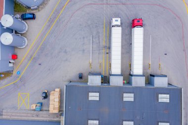 Park yarı kamyonlar ile yükleme ambarı havadan görünümü