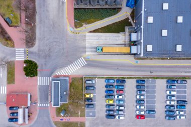 Endüstriyel depo hava üstten görünüm / depolama çözümleri / yükün daha