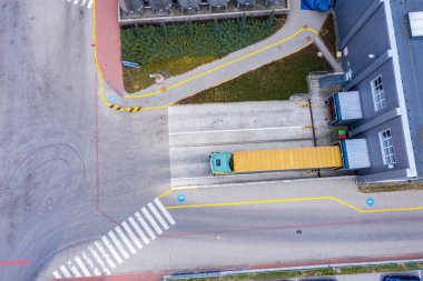 Heyetin bırakarak ekli yarı römork kamyon hava atış