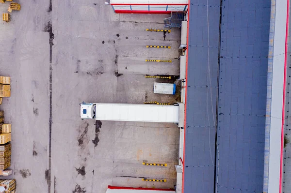 Luchtfoto bovenaanzicht van witte Semi vrachtwagen met lading Trailer parkeren w — Stockfoto