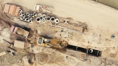 Ekskavatör havadan görünümü kamyona kum dökülen. İnşaat sitesi en iyi görünümü üzerinde. Drone çekim