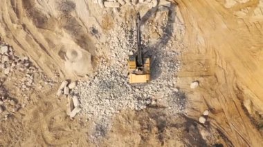 Endüstriyel Ekskavatör inşaat site hava dron görünümü üzerinde çalışan