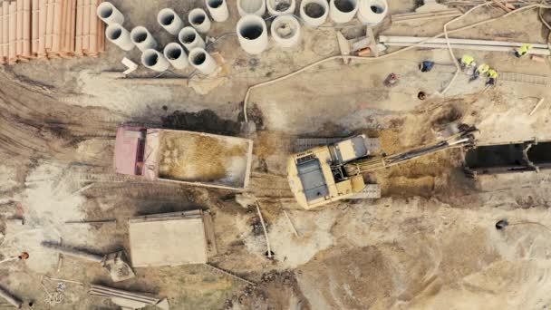 Luftaufnahme Eines Baggers Schüttet Sand Den Lkw Auf Der Baustelle — Stockvideo