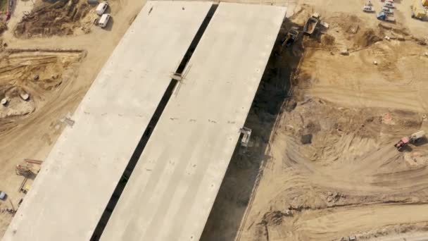 大型公路建筑工地的空中画面 挖掘机和装载机在桥梁和公路上作业 — 图库视频影像