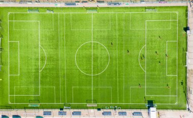 Takım futbol futbol oturum bir fo yeşil sahada eğitim