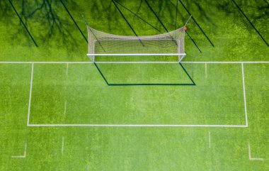 Bir smal spor futbol sahası havadan görünümü. ab'den kapı