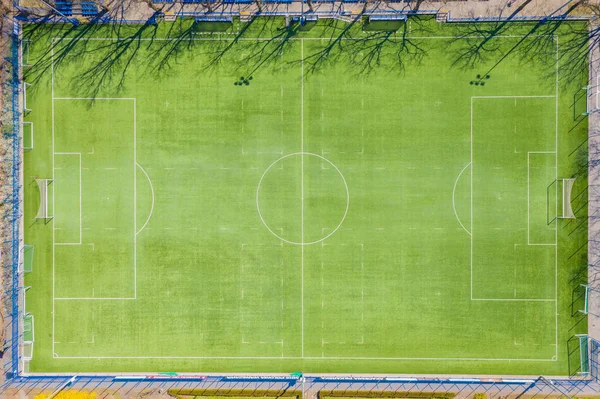 Vista aérea del campo de fútbol vacío en Europa — Foto de Stock