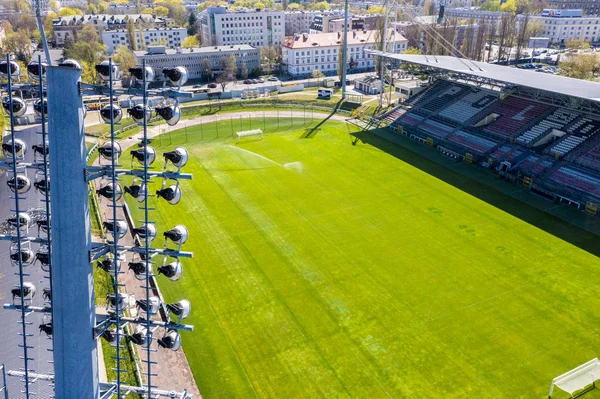 Vista aérea de un campo de fútbol capturado por un dron. Luz del estadio — Foto de Stock