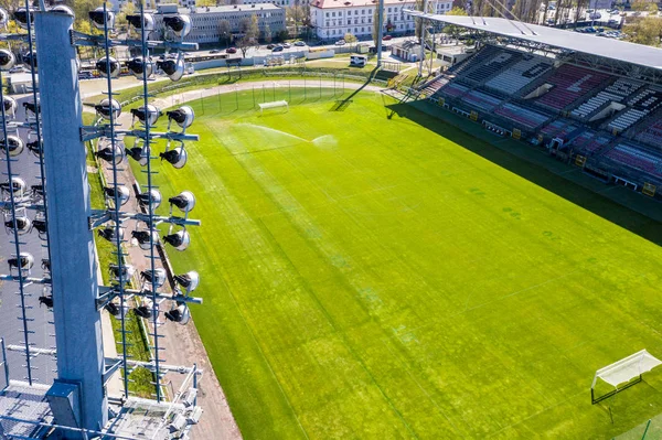 Vista aérea de un campo de fútbol capturado por un dron. Luz del estadio — Foto de Stock