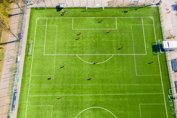 Equipo de entrenamiento de fútbol sesión de fútbol en el campo verde de un fo —  Fotos de Stock