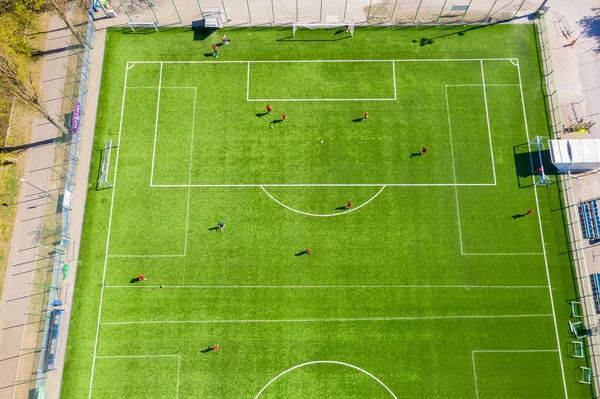 Equipo de entrenamiento de fútbol sesión de fútbol en el campo verde de un fo —  Fotos de Stock