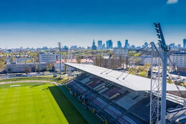 Vista aérea de un campo de fútbol capturado por un dron. Luz del estadio — Foto de Stock