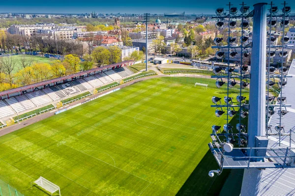 Vista aérea de un campo de fútbol capturado por un dron. Luz del estadio — Foto de Stock