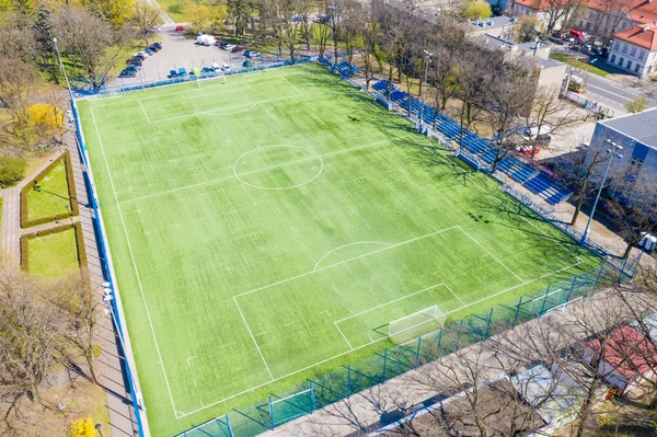 İnsansız hava aracı yla yakalanan bir futbol sahasının havadan görünümü — Stok fotoğraf