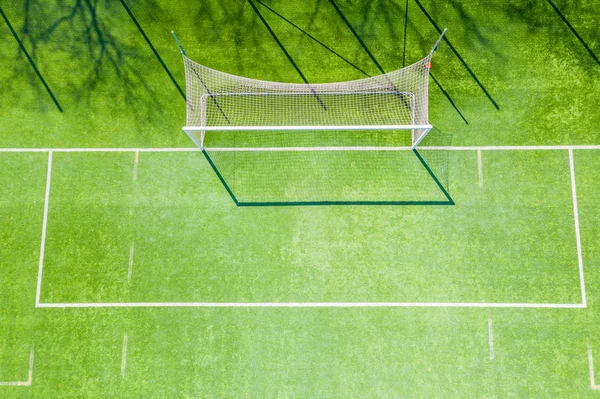 Вид с воздуха на небольшое спортивное футбольное поле. Ворота от ab — стоковое фото
