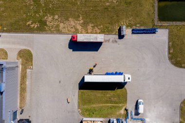Kamyon ların ve römorkların havadan görünümü. Dağıtım lojistiği yapı